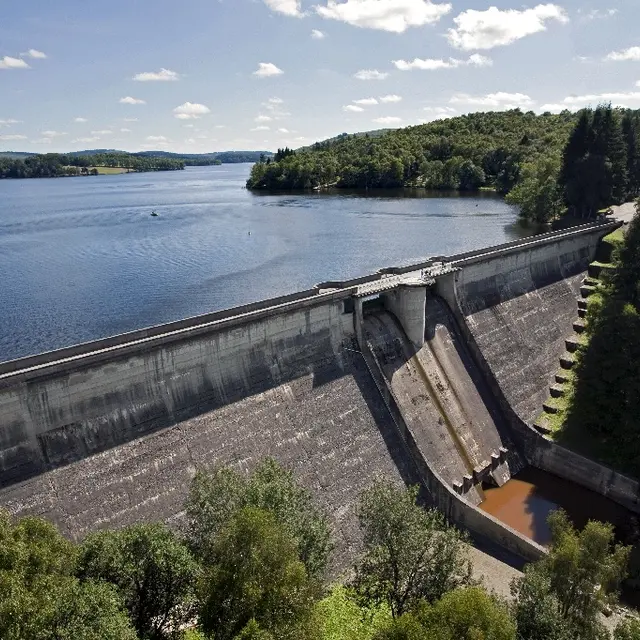 Vue aérienne du barrage et de la retenue, aval_1