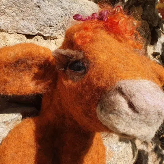 vache en laine feutrée