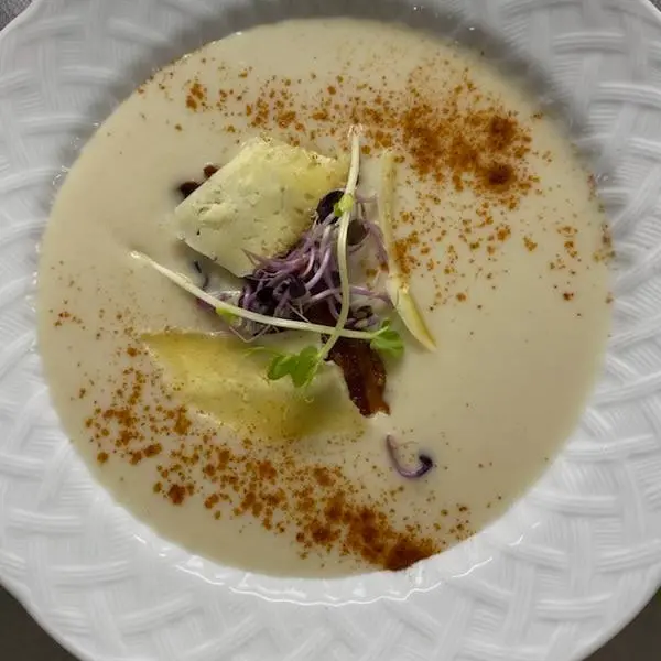 Crème d'asperges copeaux de Joncheix et lard grillé à l'Auberge Saint Martin pour la Fête des Mères