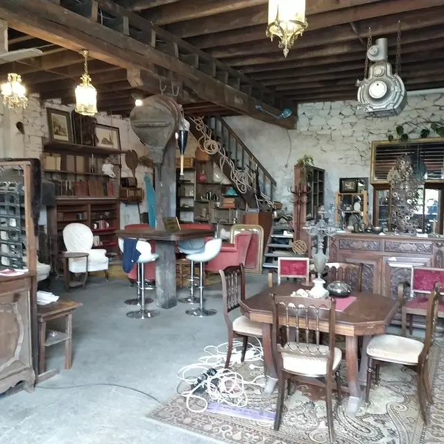 Grand espace café brocante et fripperie à Saint-Léonard de Noblat