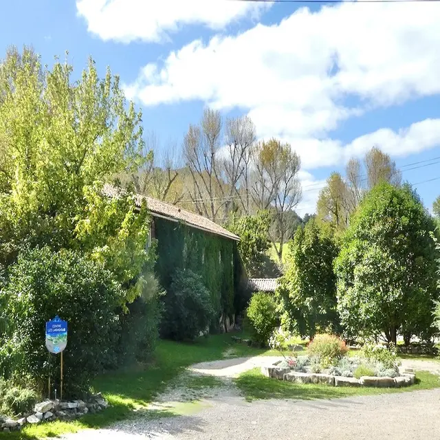Entrée et parking au Centre Les Labadous