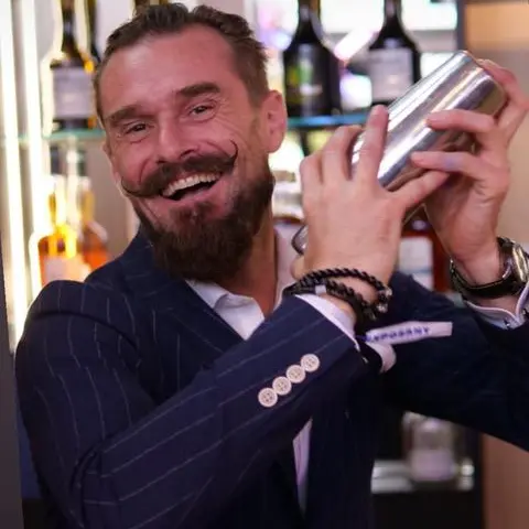 Guillaume Six bartending