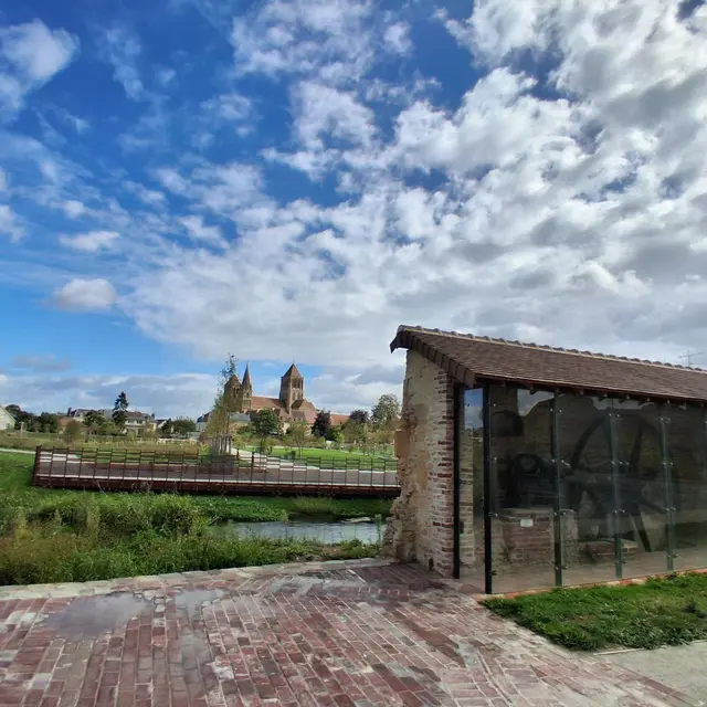 Vue sur une roue des moulins et le parc des Tanneries