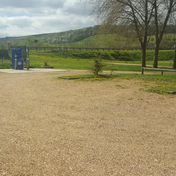 Aire camping-cars Notre-Dame-de-Courson - Parking gratuit