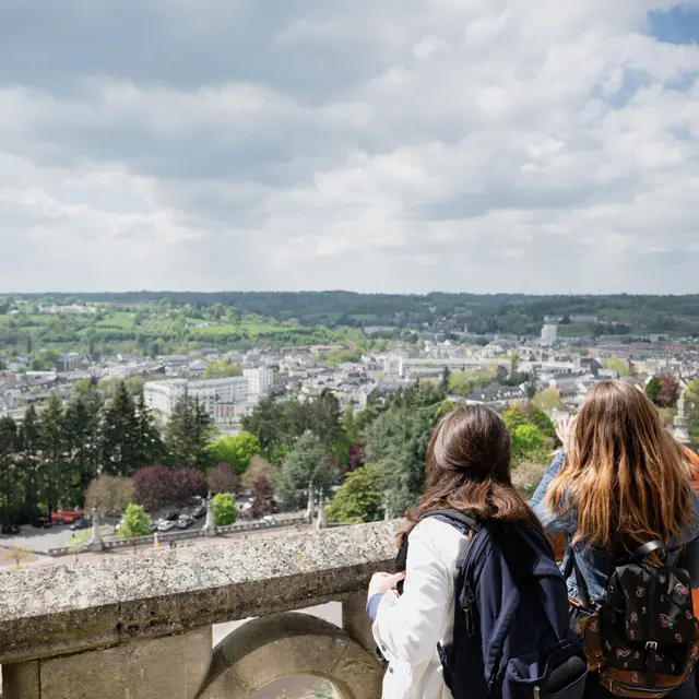 Experience_Normande___Therese_influenceuse_a_Lisieux__vue_depuis_les_hauteurs_de_la_basilique_-_Thomas_Le_Floc_H-Thomas_Le_Floc_H-1200px