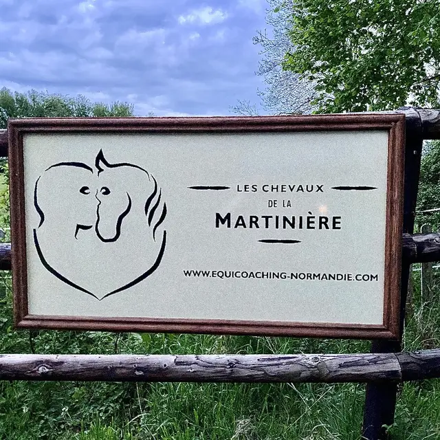 Sigle des Chevaux de la Martinière à l'entrée du site