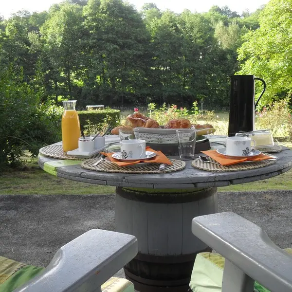 Karibu Normandy Chambre d'hôtes à Saint-Désir pres de Lisieux petit-déjeuner en extérieur