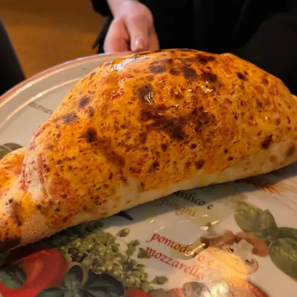 Une calzone a la pâte faite maison pour une pause gourmande