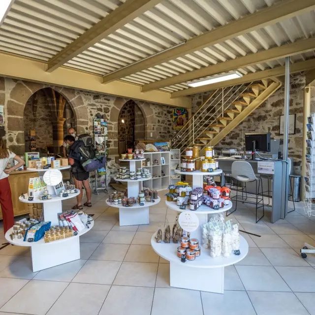 Boutique-Office-de-Tourisme-de-Tulle-©OT-Tulle-en-Correze-10-1400x933
