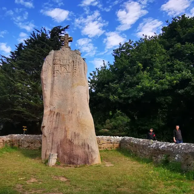 Menhir de Saint-Uzec, Pleumeur-Bodou, Côtes d'Armor