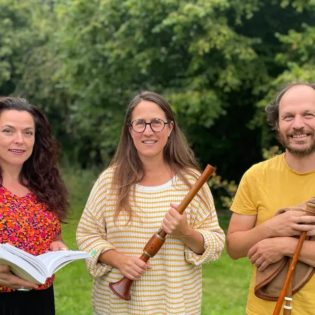 Marthe Vassallo (chant et récit), Emmanuelle Huteau (chant et hautbois anciens) Oivier Depoix (chant et Cornemuses)