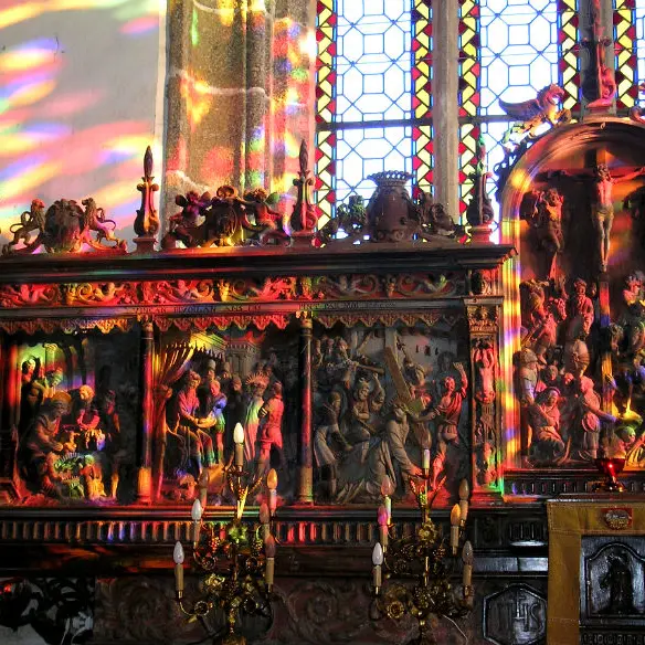 église confort vitraux