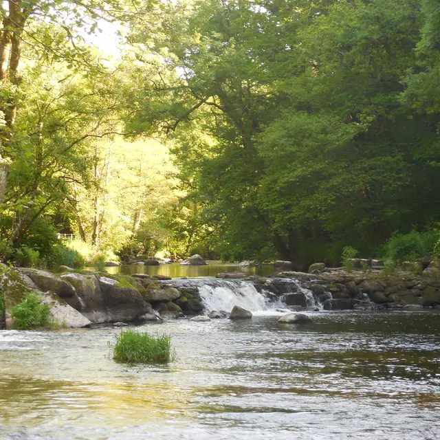 petite chute d'eau de la plage de Trégrom