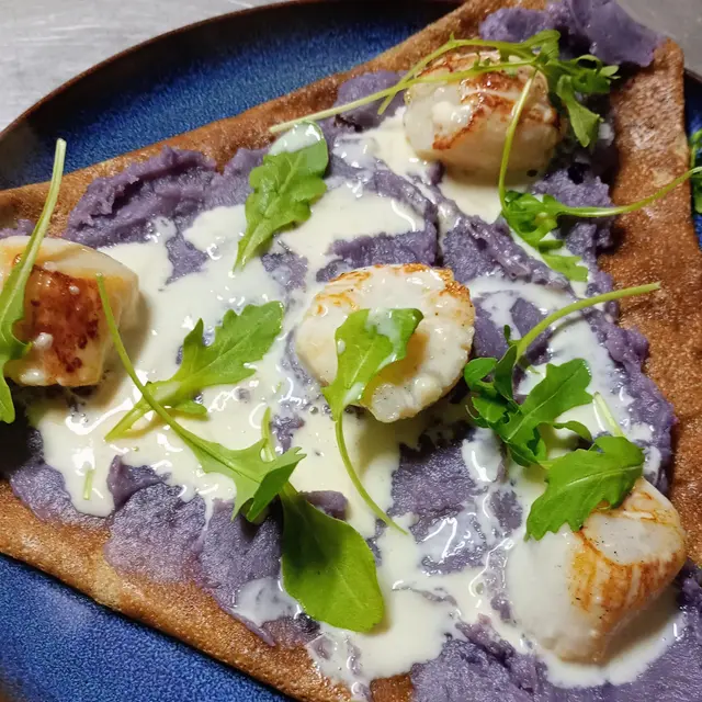 galette noix de st jacques, écrasé de pomme de terre vitelotte, sauce aux barbes