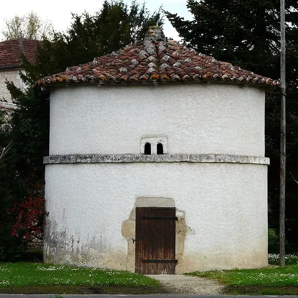 800px-Saint-Front-la-Rivière_pigeonnier_(1)