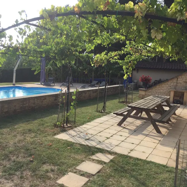 1-Exterieur-piscine-table-pique-nique---La Maison du Coq