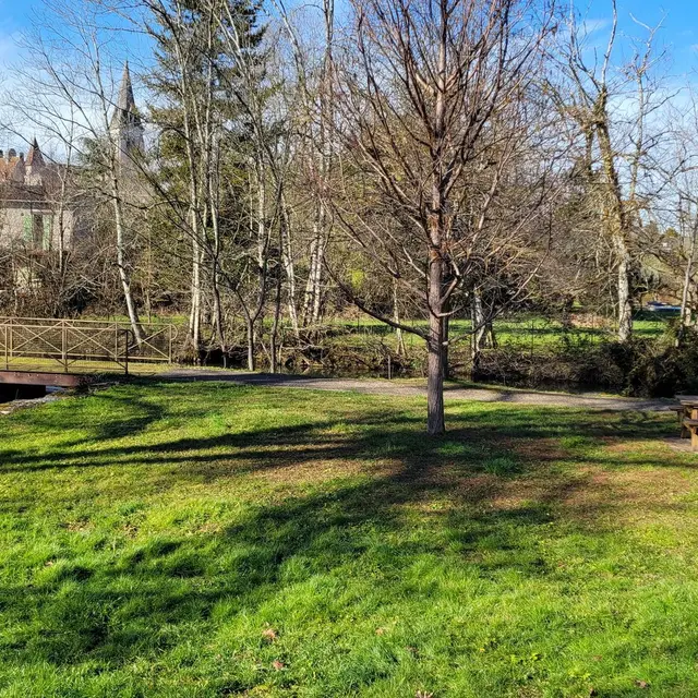Aire de pique-nique - jardin public - chateau l eveque1