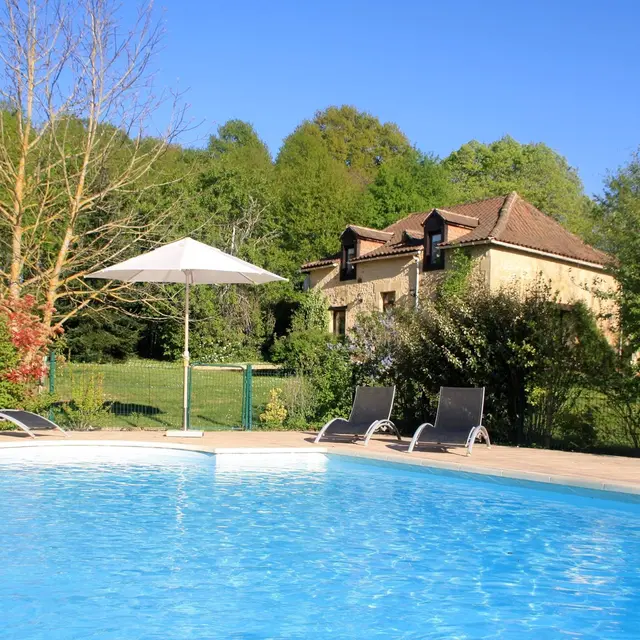 Batisse et piscine (2)