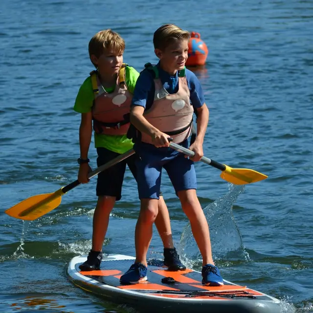 stand-up paddle à la base de canoë-Kayak de Neuvic