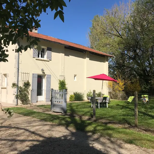 Gite-de-Néry-façade-jardin