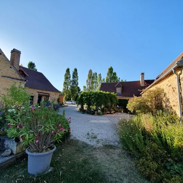 HLO_Rouffignac_Gîtes Les Farges_1 cour.jpeg_octobre 2023©Christine Balsan