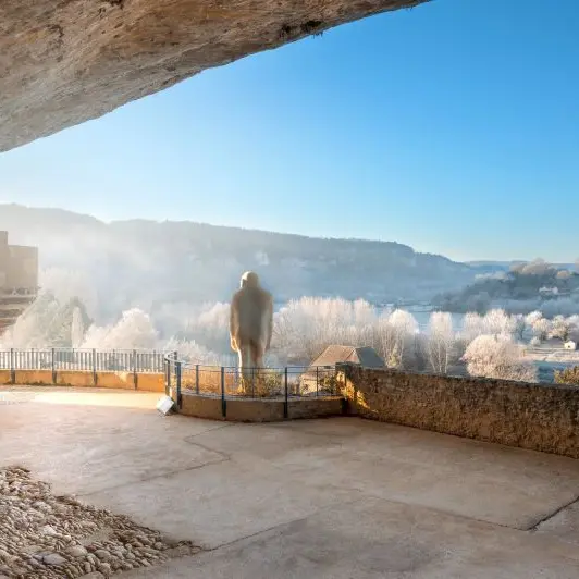 Musee-national-de-Prehistoire---Statue-echaugette-et-paysage-gele---c-Maxime-Villaeys