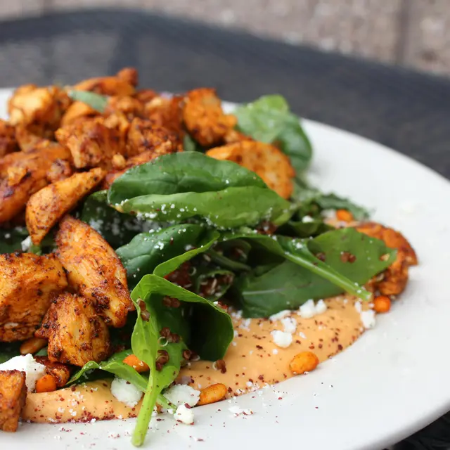 Poulet curry et épinard en salade