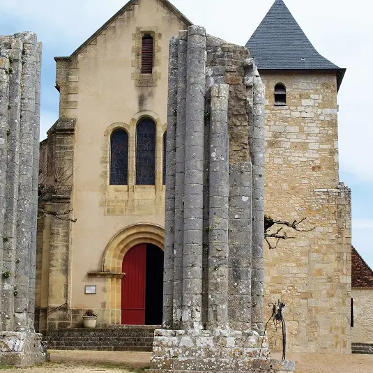 Saint-Raphael-église-colonnes-Naturellement-Périgord