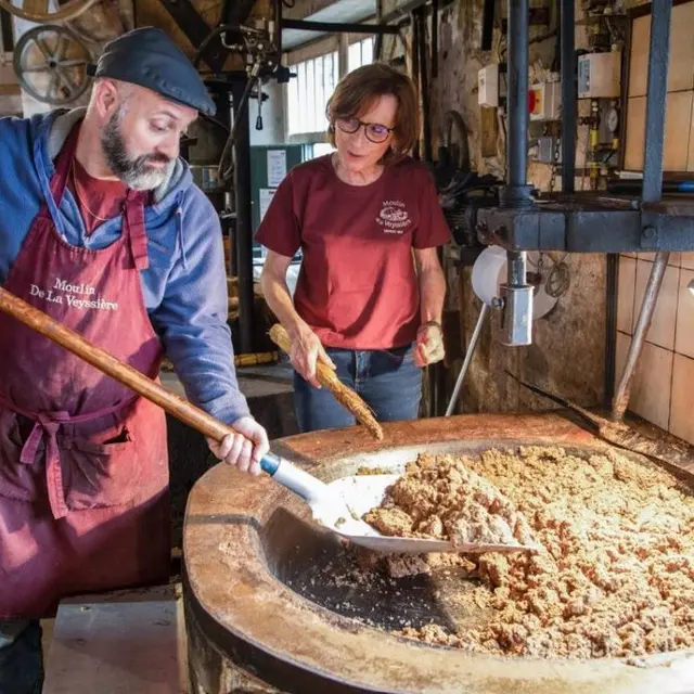 atelier fabrication huile de noix Neuvic moulin