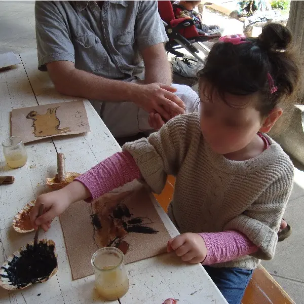 atelier peinture sur cuir en faille avec flou sur le visage