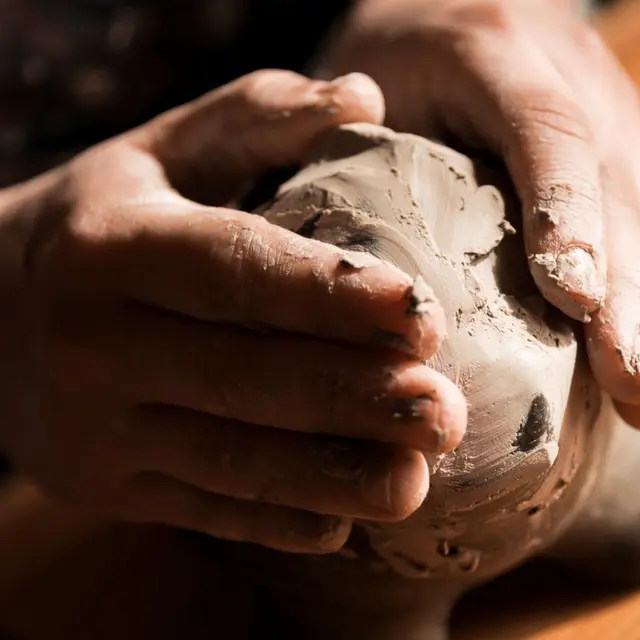 creation-de-processus-poterry-en-gros-plan (1)