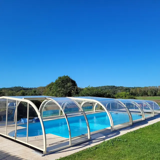 la piscine commune aux 3 gîtes