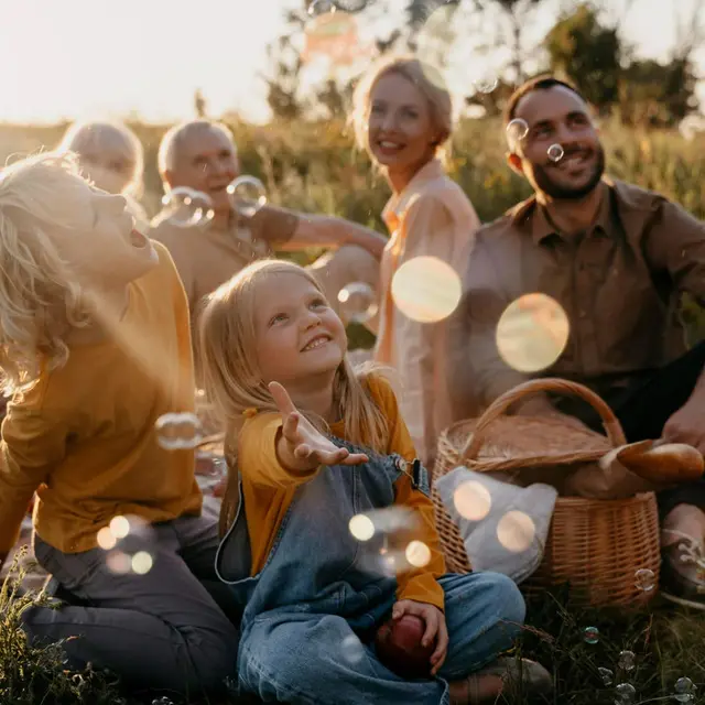 pleine-famille-heureuse-exterieur