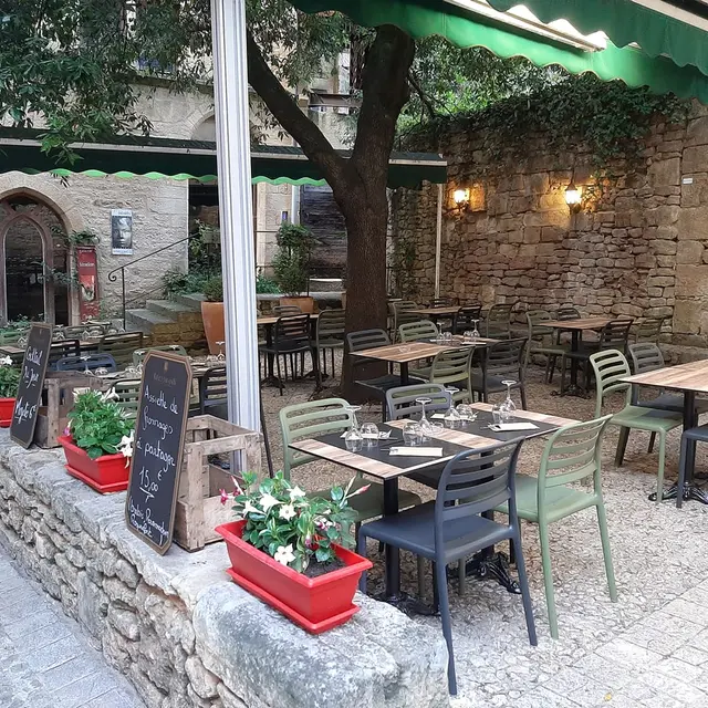 restaurant-produits-frais-et-locaux-au-coeur-du-vieux-sarlat---l-assiette-sarladaise--10-_1