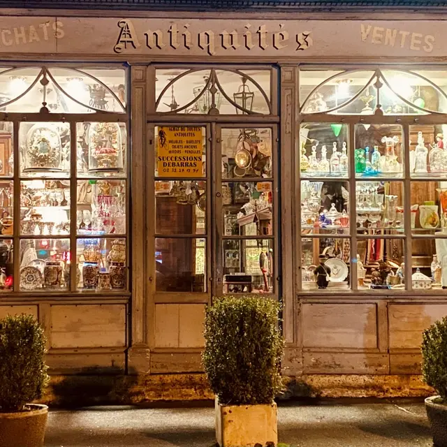 Dumont Antiquité façade de nuit
