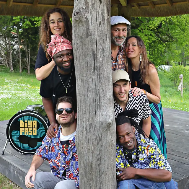 6-DIYA FASO_07 autour du poteau + logo.jpg crédit @Guillaume Pallat