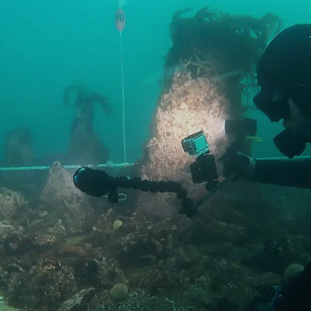 Le chercheur Philippe Bodénès près d’un monolithe planté dans le mur de Toul ar Fot, au large de l’île de Sein (Finistère)