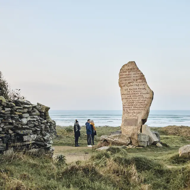 Menhir des droits de l'Homme à Plozévet en Pays Bigouden