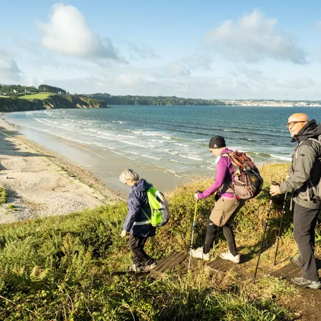 Randonneur le GR34 en direction de Douarnenez