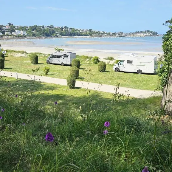 Camping Municipal du Fond de la Baie (Locquirec) | Office de Tourisme de la  Cte de Granit Rose
