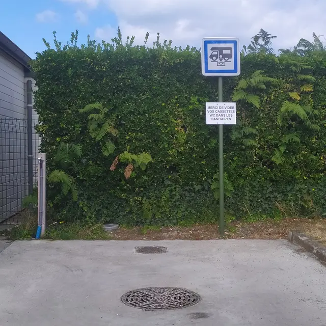 LOC Borne de service Parking du cimetière
