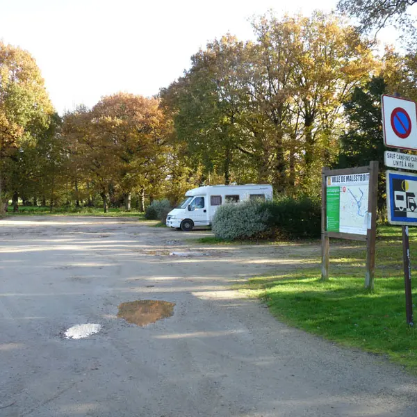 Malestroit aire camping-car écluse