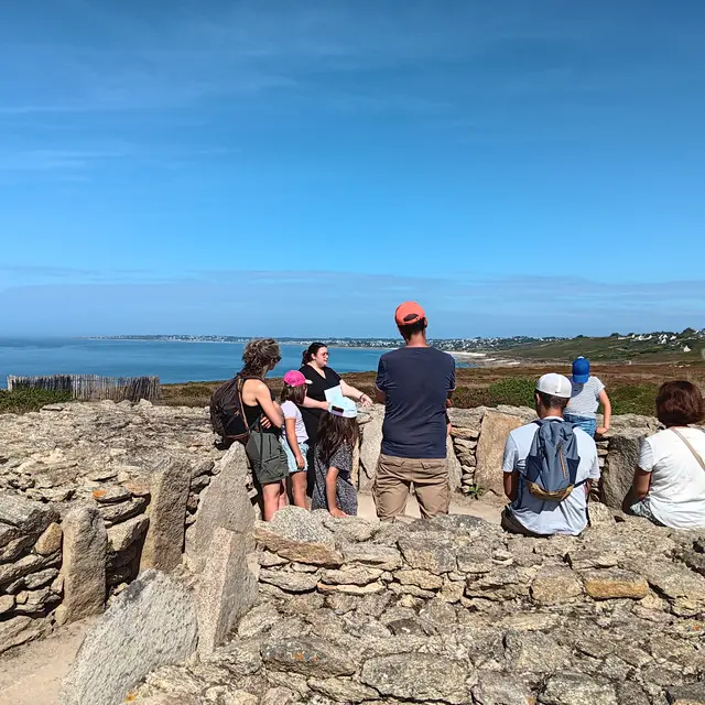 Visite guidée des sites archéologiques de Menez Dregan à Plouhinec