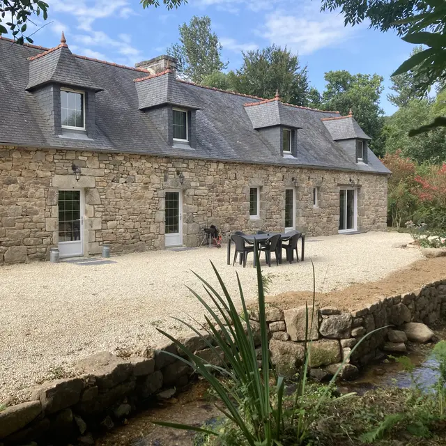 Vue de devant de l'ensemble de la longère
