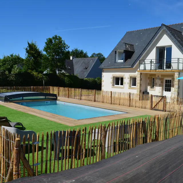 Vue extérieure maison piscine