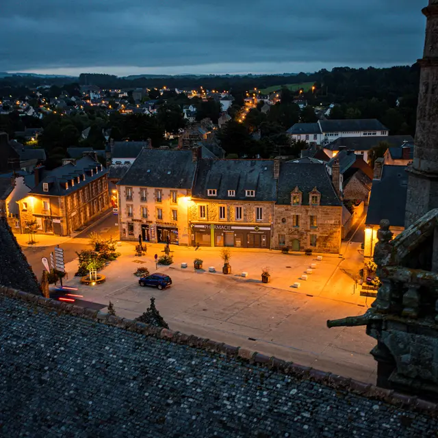 Le bourg Plouaret by night