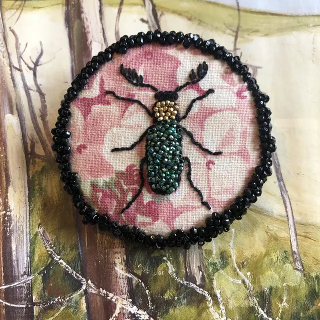 broche perlée insecte