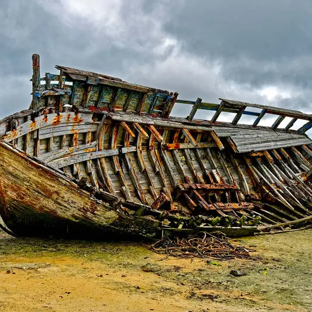 camping_plougrescant-cimetiere_de_bateaux