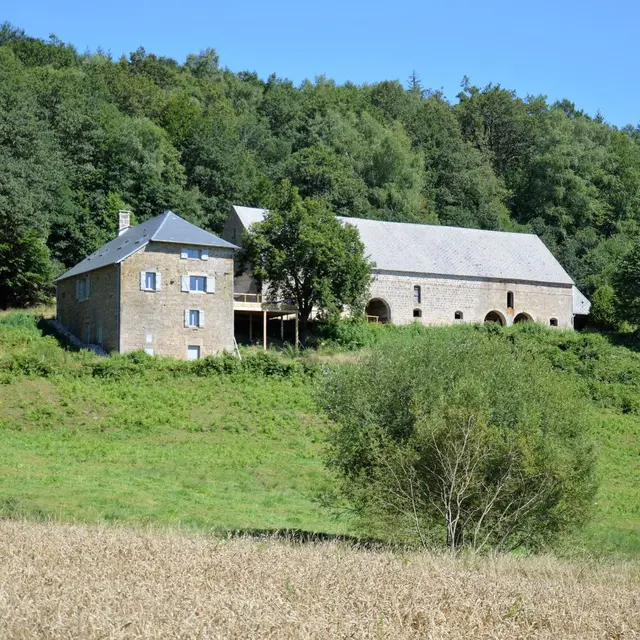 Gite du Mazeau Nicot Haut à Nedde en Haute-Vienne - la maison et la superbe grange dans la nature_1