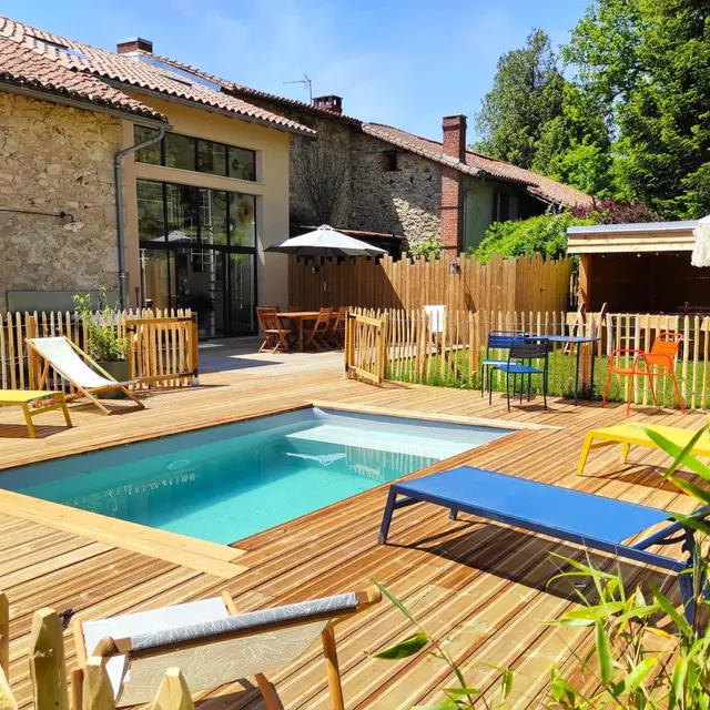 La Clé des Champs à Saint Victurnien, la piscine et la terrasse_1